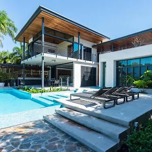 https://8-beachfront-mirage.cairnshotels4all.com
